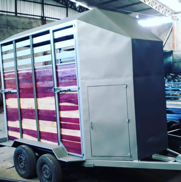 Carretinha fechada para transporte de animais em fabricação
