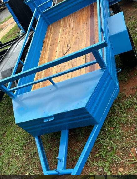 Carretinha azul com caixa de ferramentas e assoalho de madeira